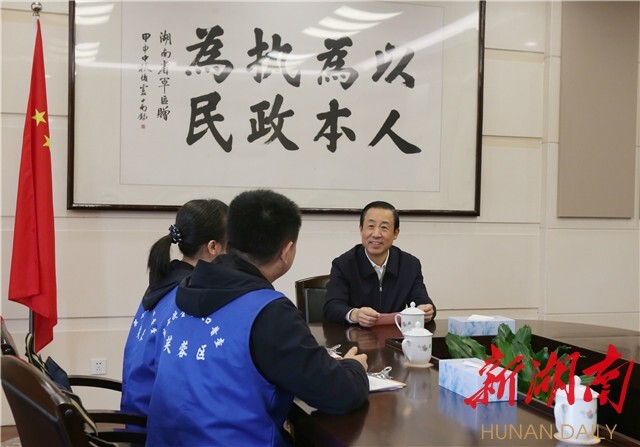 11月2日下午，省委副书记、省长许达哲参加第七次全国人口普查现场登记。湖南日报记者 赵持 摄