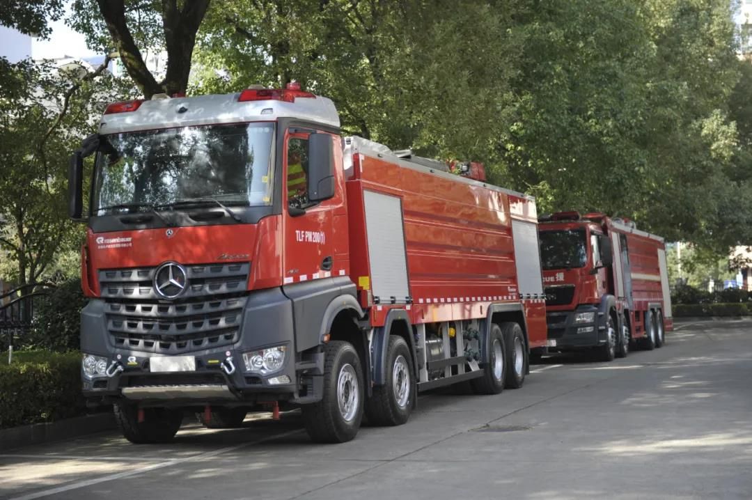 奥地利卢森堡生产的重型泡沫消防车，载水15吨、载泡沫5吨，最大供水能力达到200升/秒。