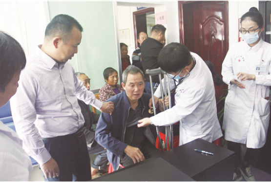 图为宁乡市人民医院在月山村村部开展义诊活动。