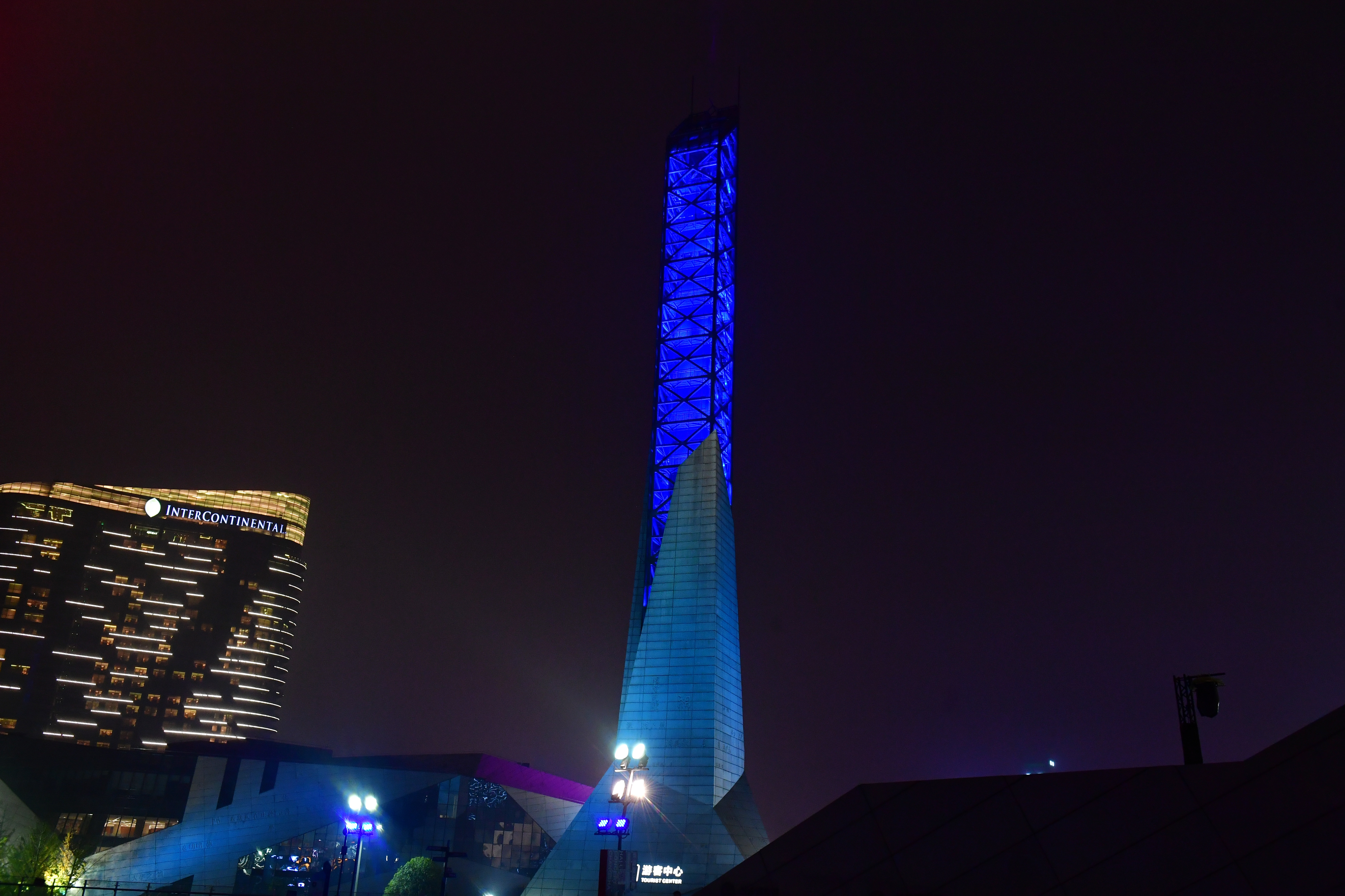 11月20日晚，滨江文化园景观塔蓝色灯光亮起。  