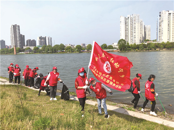 宁乡市环保志愿者协会志愿者开展巡河净滩行动。