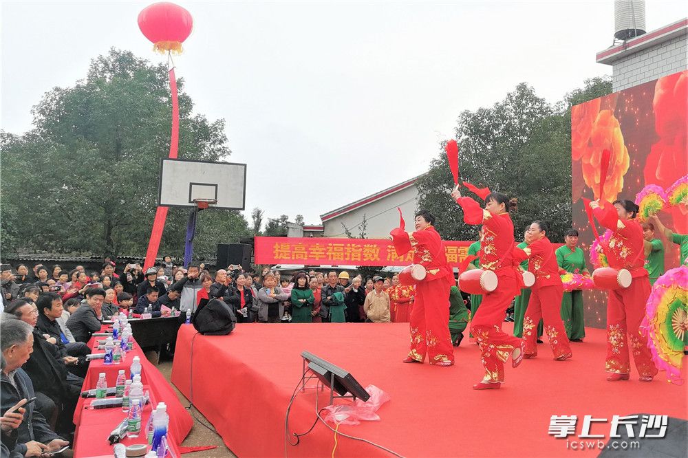 在宁乡双江口镇槎梓桥村，庆祝重阳节文艺汇演带来20多个精彩节目，近2000名村民陶醉在快乐乡风之中。