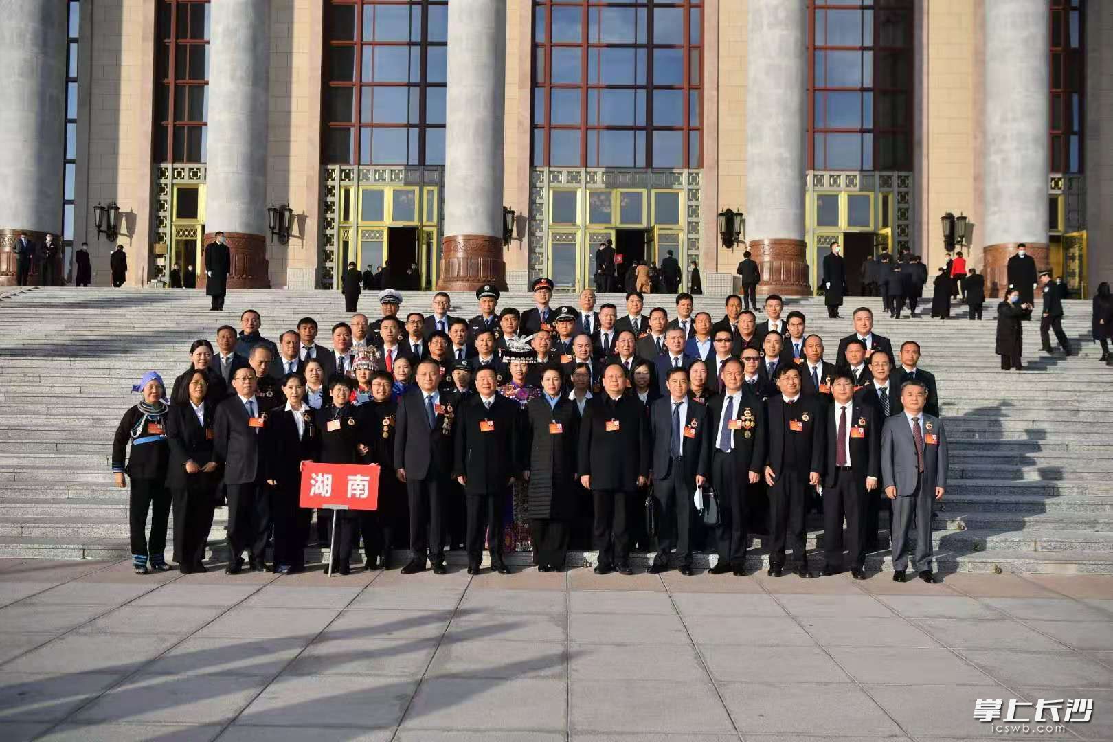今天在北京接受全国劳动模范与先进工作者表彰的湖南代表会后留影。   均为受访者供图