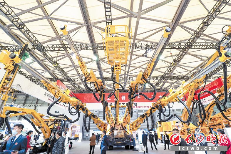 24日，在2020上海宝马展上，铁建重工发布自主研制的国产首台四臂凿岩台车。 长沙晚报通讯员 胡清 摄
