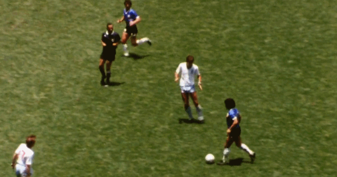1986年世界杯四分之一决赛，马拉多纳用一记“上帝之手”完成进球，那一刻，他是英格兰球迷眼中的魔鬼。