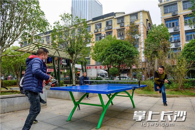 市民在新修的社区公园开心的打乒乓球锻炼 长沙晚报全媒体记者 陈飞 摄
