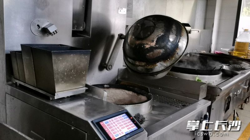 样子看起来有些笨拙的智能炒菜机器人，炒起菜来却十分拿手。均为长沙晚报记者 舒文 摄