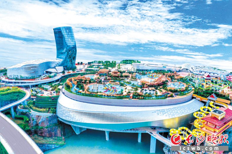 从废弃矿坑变身欢乐王国，湖南首个世界级大型旅游综合产业项目湘江欢乐城让人惊艳。本报资料图片