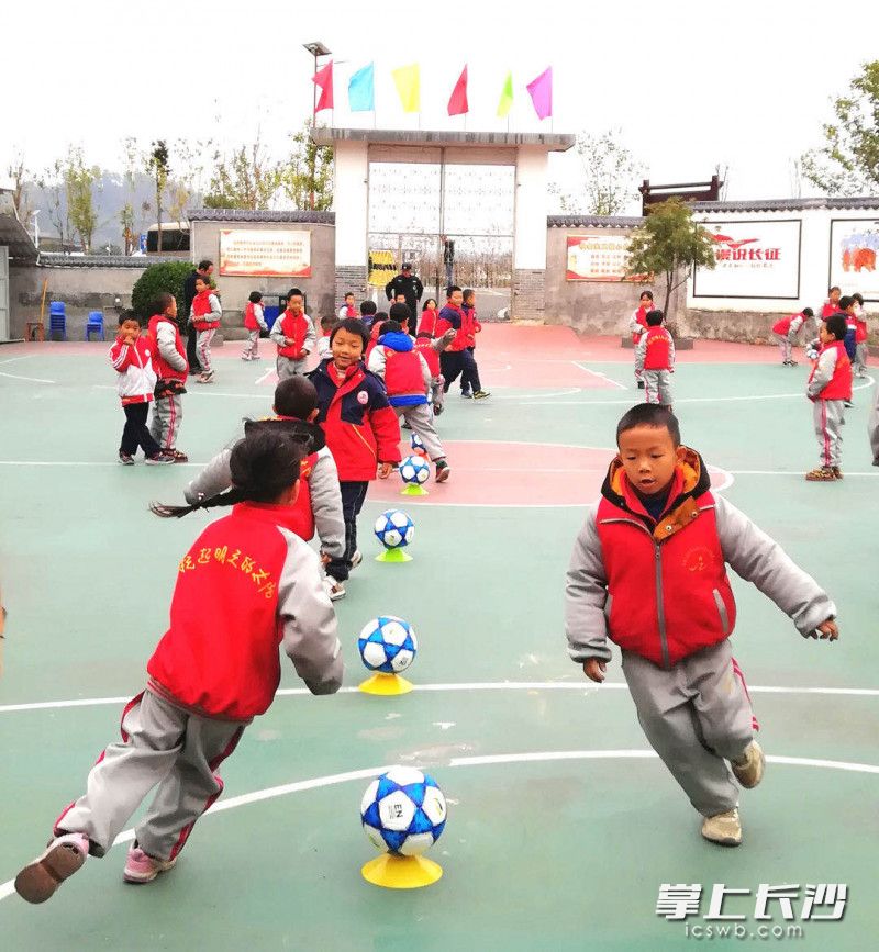 足球课最受孩子们喜欢。