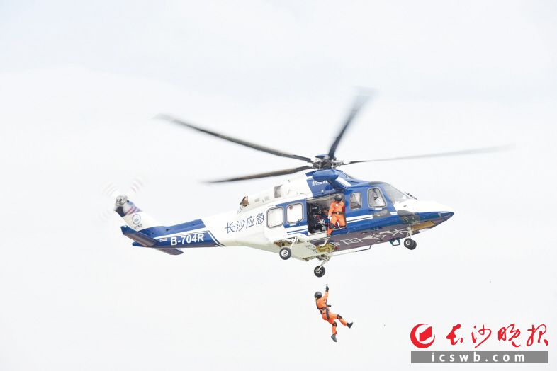 长沙市航空应急救援基地内，直升机进行演练。长沙晚报全媒体记者 刘琦 摄
