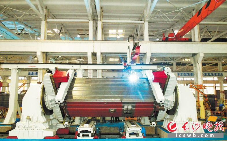 远大绿色工厂里，全自动机器人正在对非电空调筒体进行焊接。资料图片