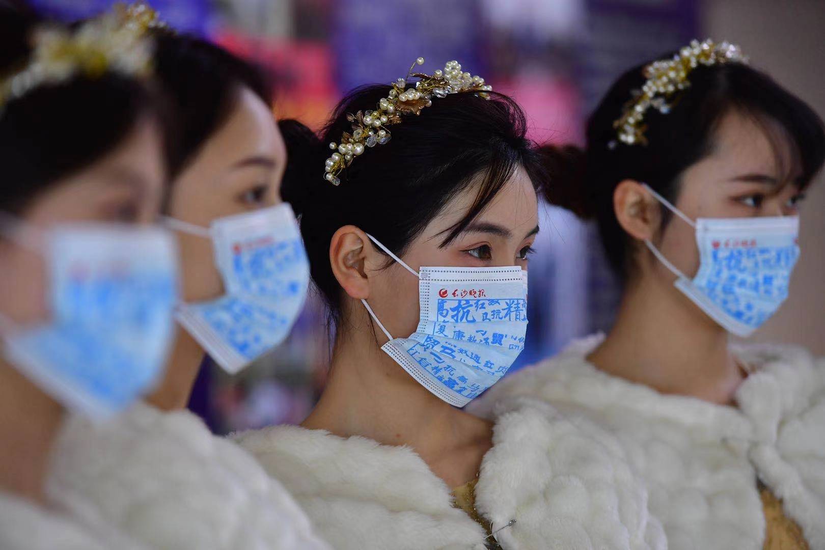 现场工作人员戴着“致敬2020 ”字述湖湘2020湖南（长沙）年度字的专属口罩。