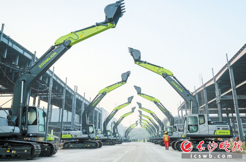 2020年12月31日，中联智慧产业城挖掘机械园区首台中型挖机及大型挖机下线。长沙晚报全媒体记者 邹麟 摄