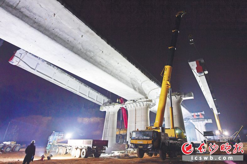 1月7日凌晨，在常益长铁路长沙段施工现场，工人利用4小时“天窗点”进行施工。 长沙晚报全媒体记者 王志伟 摄