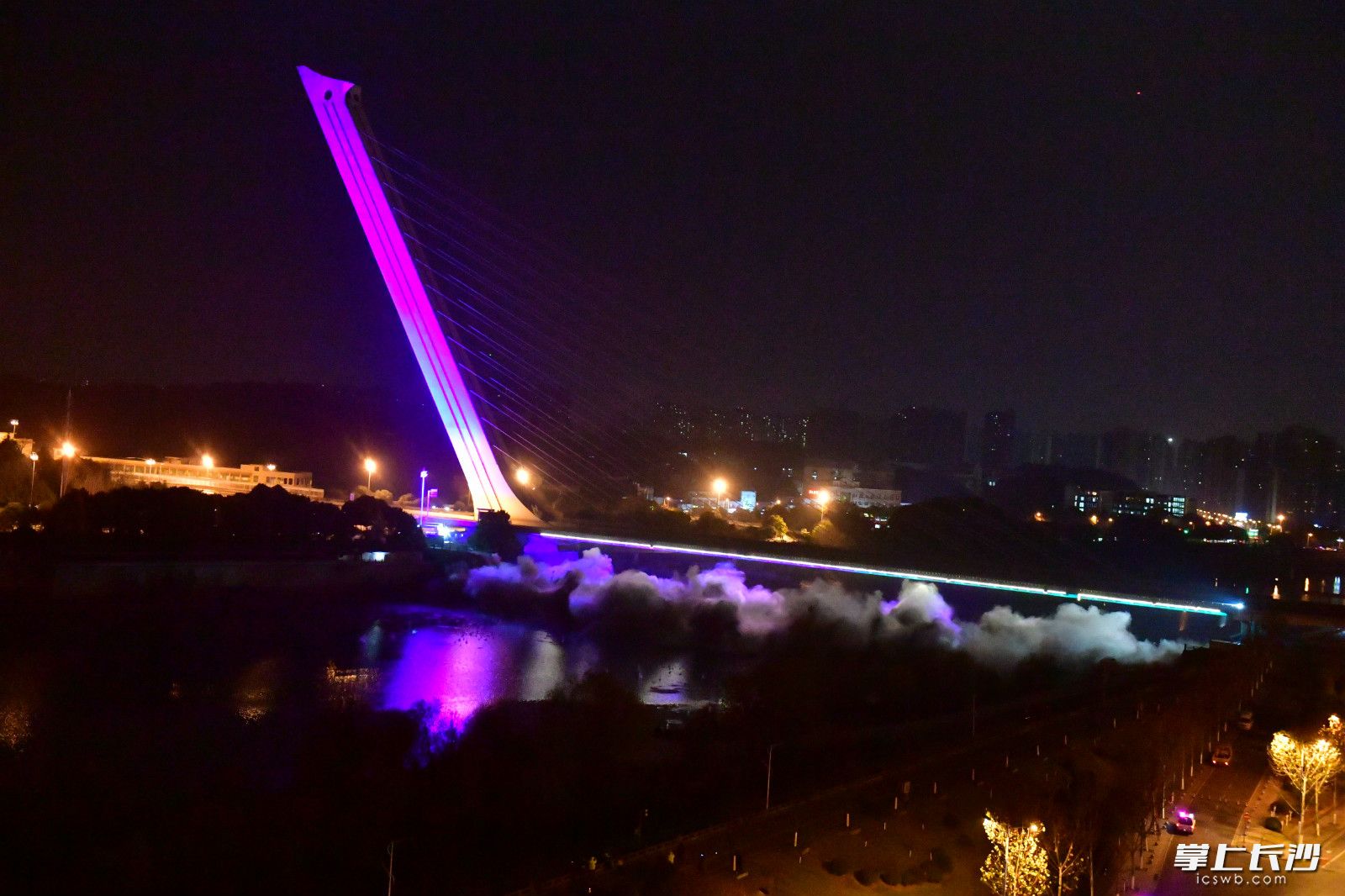 伴随着几声巨响，横跨浏阳河的洪山庙老桥正式实施爆破拆除。长沙晚报全媒体记者 王志伟 摄