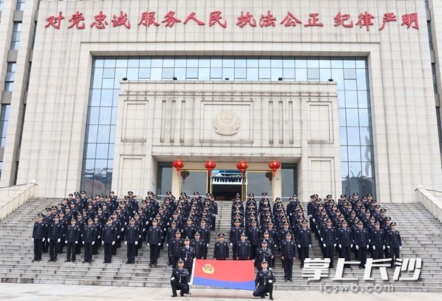 1月10日，市公安局高新区分局举行升旗仪式，庆祝首个中国人民警察节。