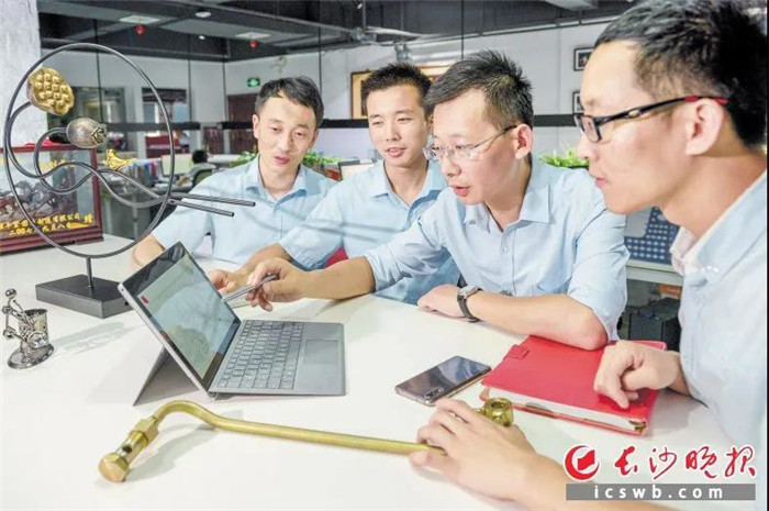 湖南申亿五金标准件有限公司一直将科技创新视为发展之基，充满活力的研发团队让越来越多“申亿智造”的产品问世。