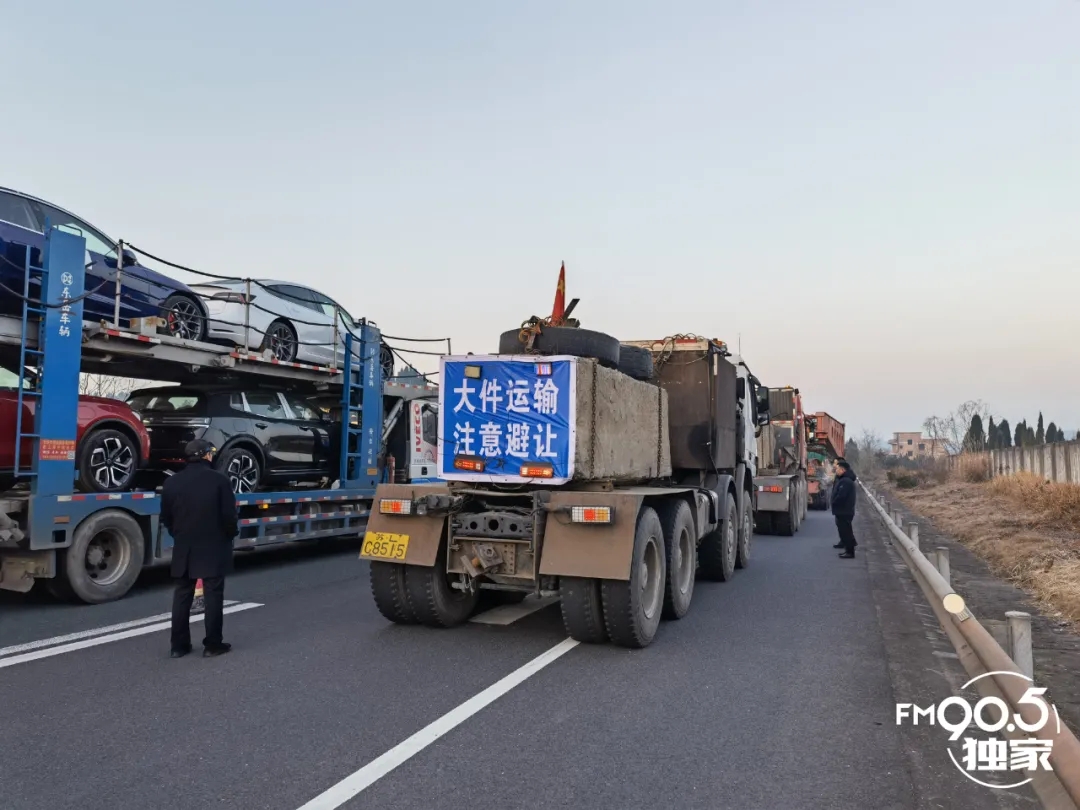 “巨无霸”在泉南高速上休整，高速路产的工作人员在现场做维护，高速交警则在车队后方示警，路段放开通行。