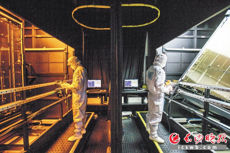 2020年12月29日，长沙惠科第8.6代超高清新型显示器件生产线项目现场，总建筑面积64万平方米的主厂房已建成，内部装修及外墙装饰也已基本完成，施工人员正在安装设备。