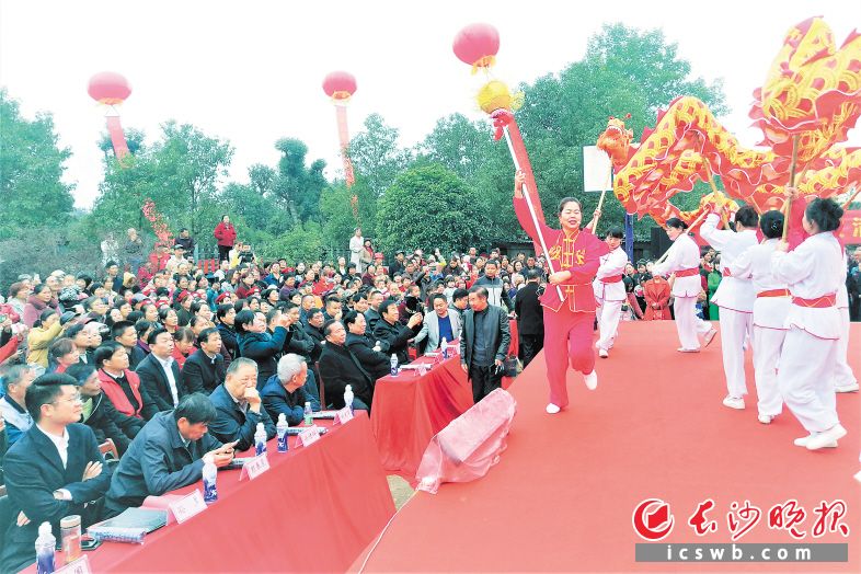 双江口镇槎梓桥村举行重阳节文艺汇演，近2000名村民陶醉在快乐乡风之中。张禹 摄