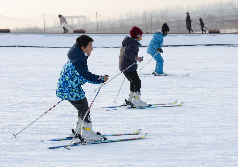 2020年1月4日，宁夏回族自治区第五届全域旅游冰雪嘉年华在银川开幕。不少市民和游客前来体验冰雪运动的乐趣。新华社发（杨植森 摄）