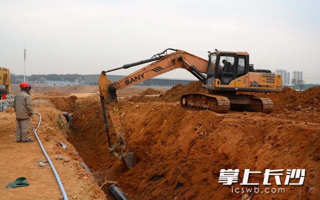 1月20日，长郴成品油管道长沙高新区段整体迁改工程现场，施工人员干劲十足。