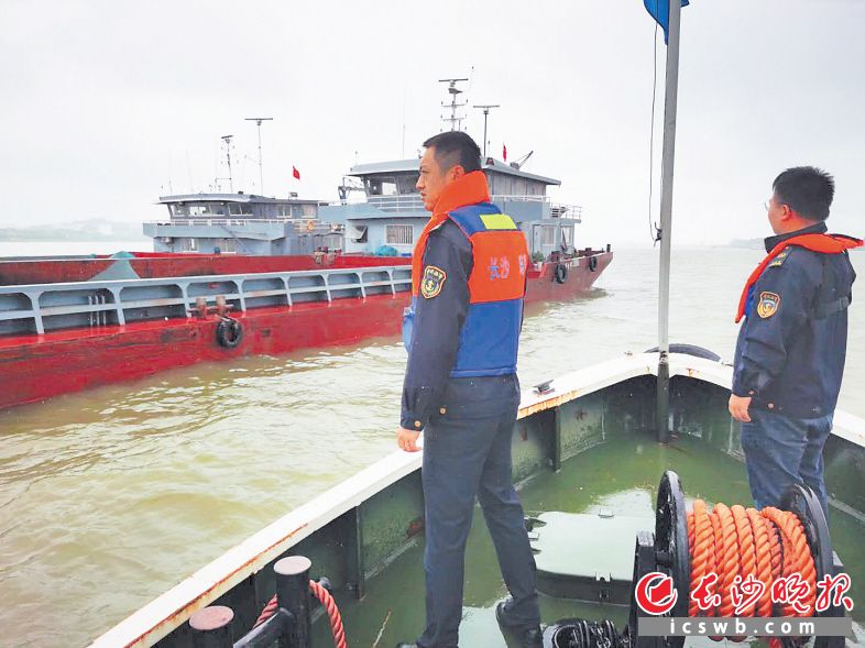 水上执法大队全面强化船舶污染防治执法力度，对相关违法行为依法“亮剑”，守护湘江碧水蓝天。