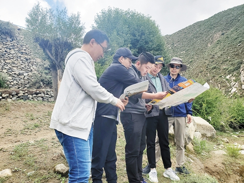 援藏队员们在刘琼村进行指导规划。