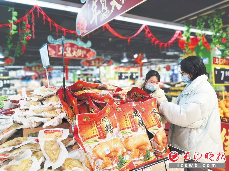 在苏宁家乐福芙蓉店，市民正在选购半成品年菜。长沙晚报全媒体记者 刘捷萍 摄