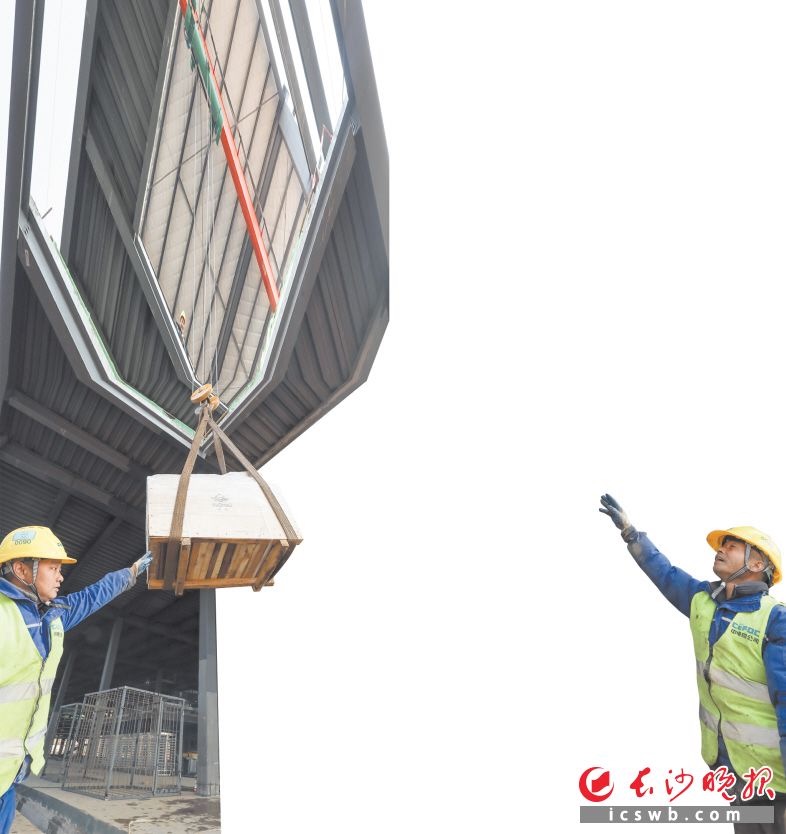 湖南中伟新能源二期项目工地，春节期间每天将有70名安装工人坚守岗位。长沙晚报全媒体记者 董阳 摄