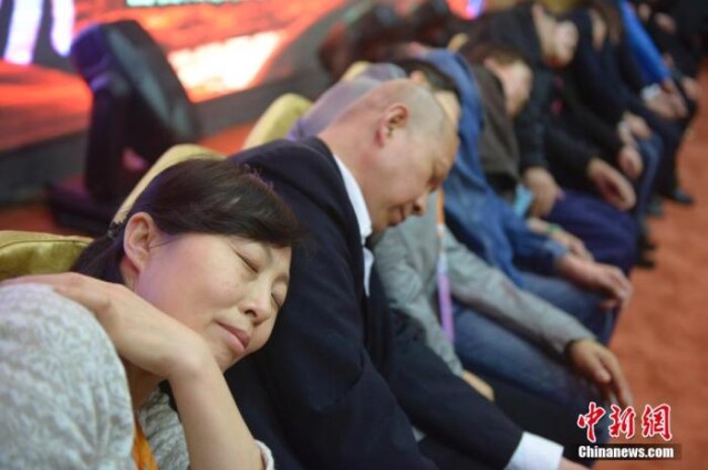资料图：3月21日，山西太原，民众在专业催眠师的引导下睡觉，释放压力。当日是第十四个世界睡眠日，中国将这一年的世界睡眠日主题确定为“健康睡眠，平安出行”。中新社发 韦亮 摄