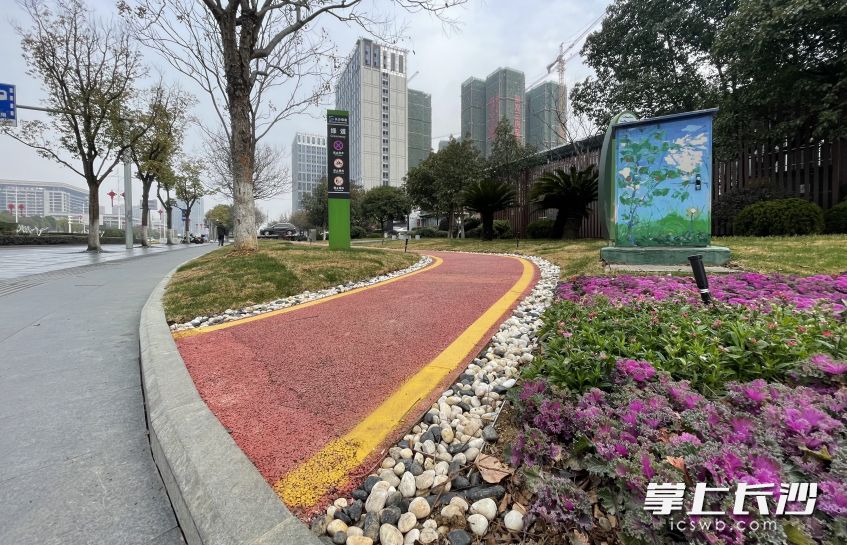 在芙蓉南路与正塘坡路交汇处东北角，一座崭新的街角花园已经落成。全媒体记者 唐朝昭 摄