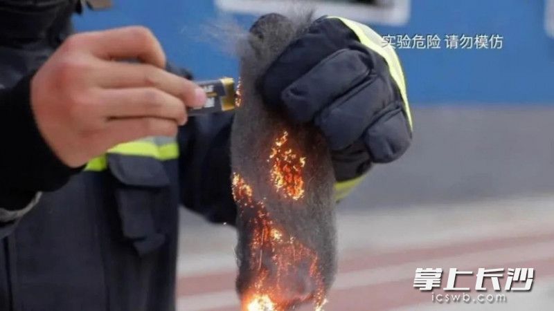 上海消防队员用“钢丝棉”做试验，发现确易造成安全隐患。（资料图）