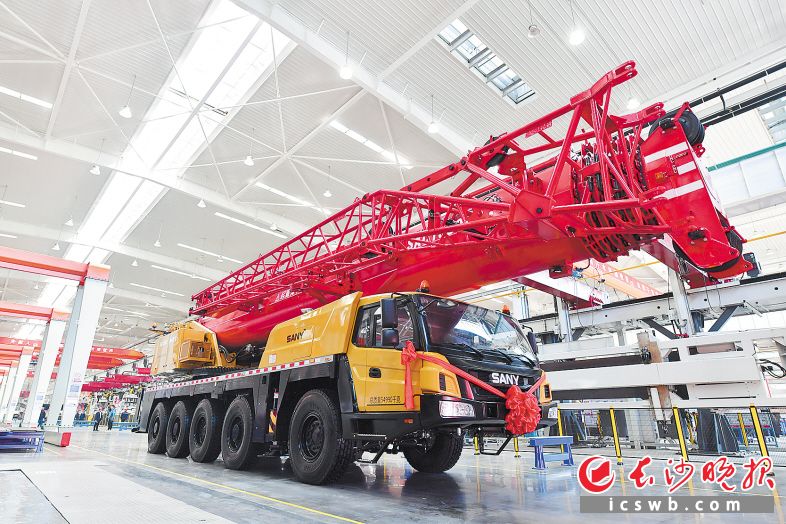 　　2月20日投产的三一中起项目，下线了第一台130吨全地面起重机。长沙晚报全媒体记者 王志伟 摄