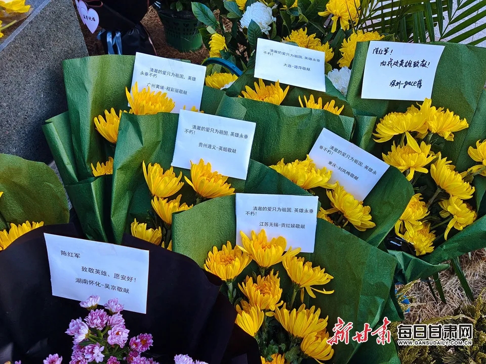 △陈红军烈士的墓碑前，摆满了来自全国各地民众敬献的鲜花
