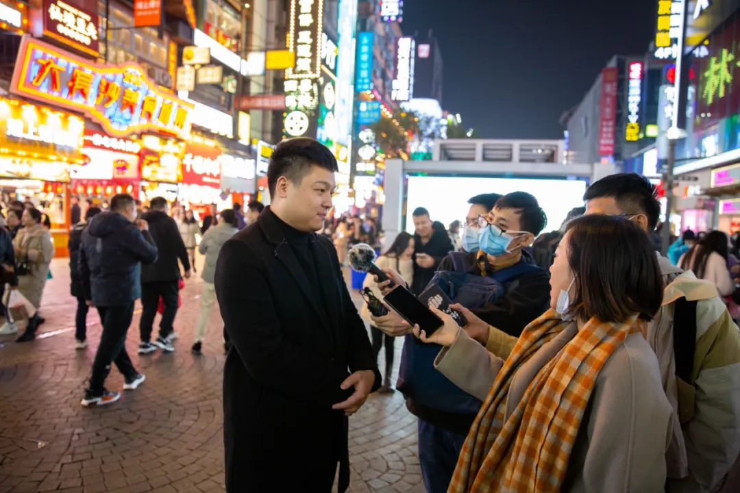 佛山传媒集团扬帆“十四五”跨省大调研记者在长沙黄兴路步行街采访。