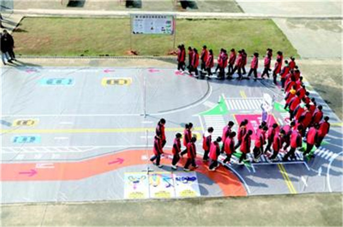 浏阳市工业园实验小学在校园里建立了道路模拟平面图，引导学生学习交通标识，遵守交通规则。
