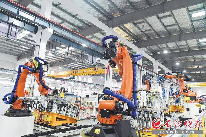 中南智能产品和技术覆盖110个工业场景，是国内机器人行业实施首台套项目最多的企业之一。长沙晚报全媒体记者 王志伟 摄