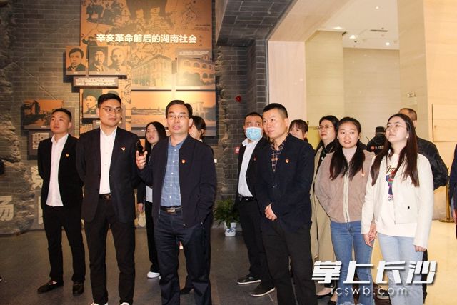 参观湖南党史陈列馆时，雷锋街道党工委书记金胜利（前排左二）化身讲解员。