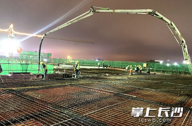 3月30日夜间，长远锂科车用锂电池扩产项目现场正在加班加点施工。