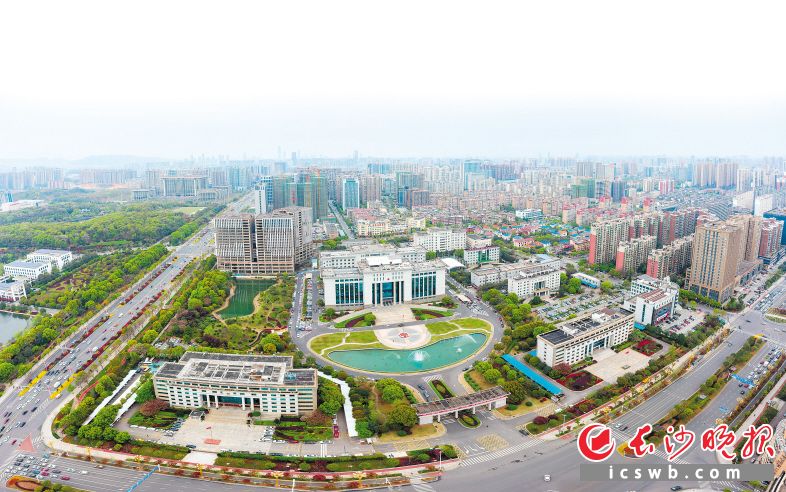 大城之南，湘江之滨，天心阁下，一片富饶美丽幸福的城区正处于高质量发展中，捷报频传。陈飞 摄