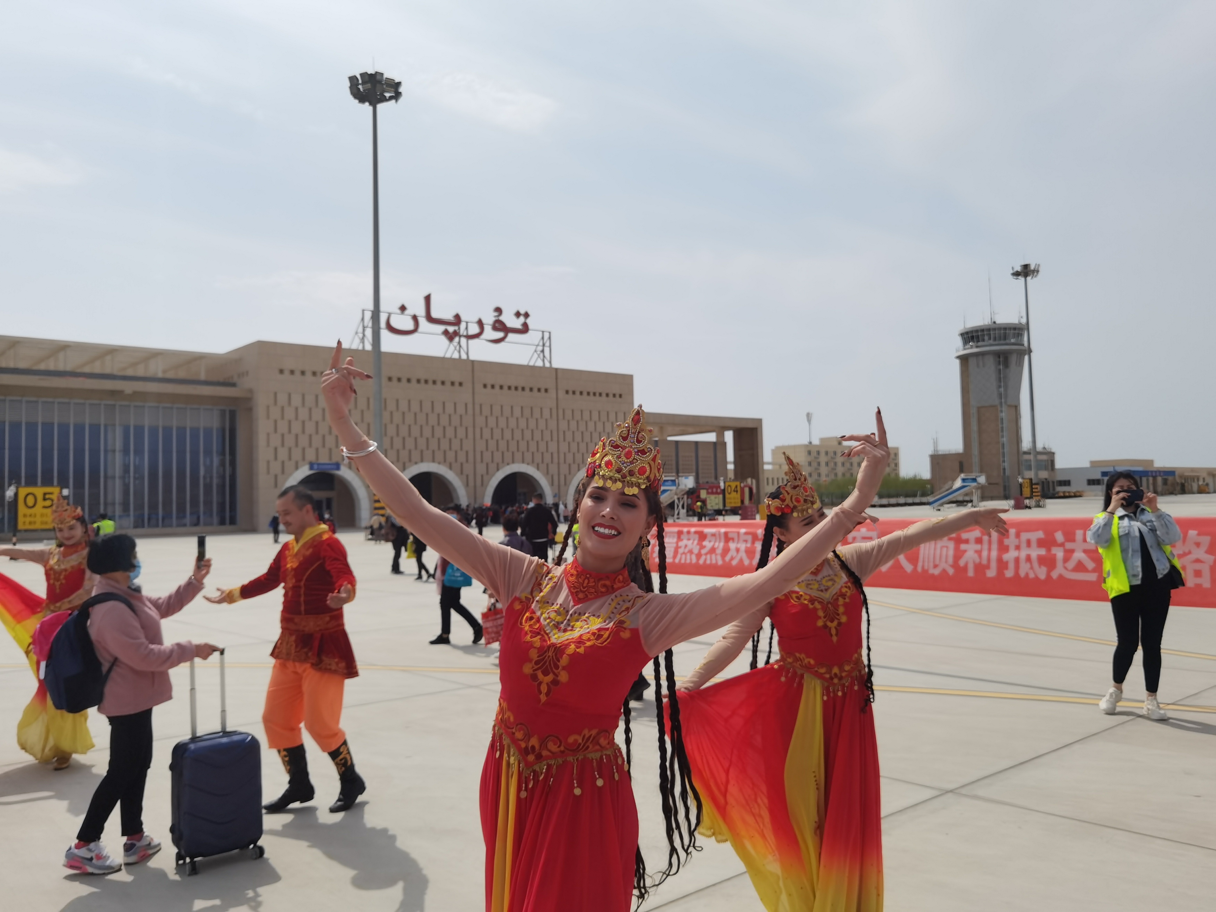 乘坐首航包机抵达吐鲁番的湖南游客受到热烈欢迎。均为许剑供图