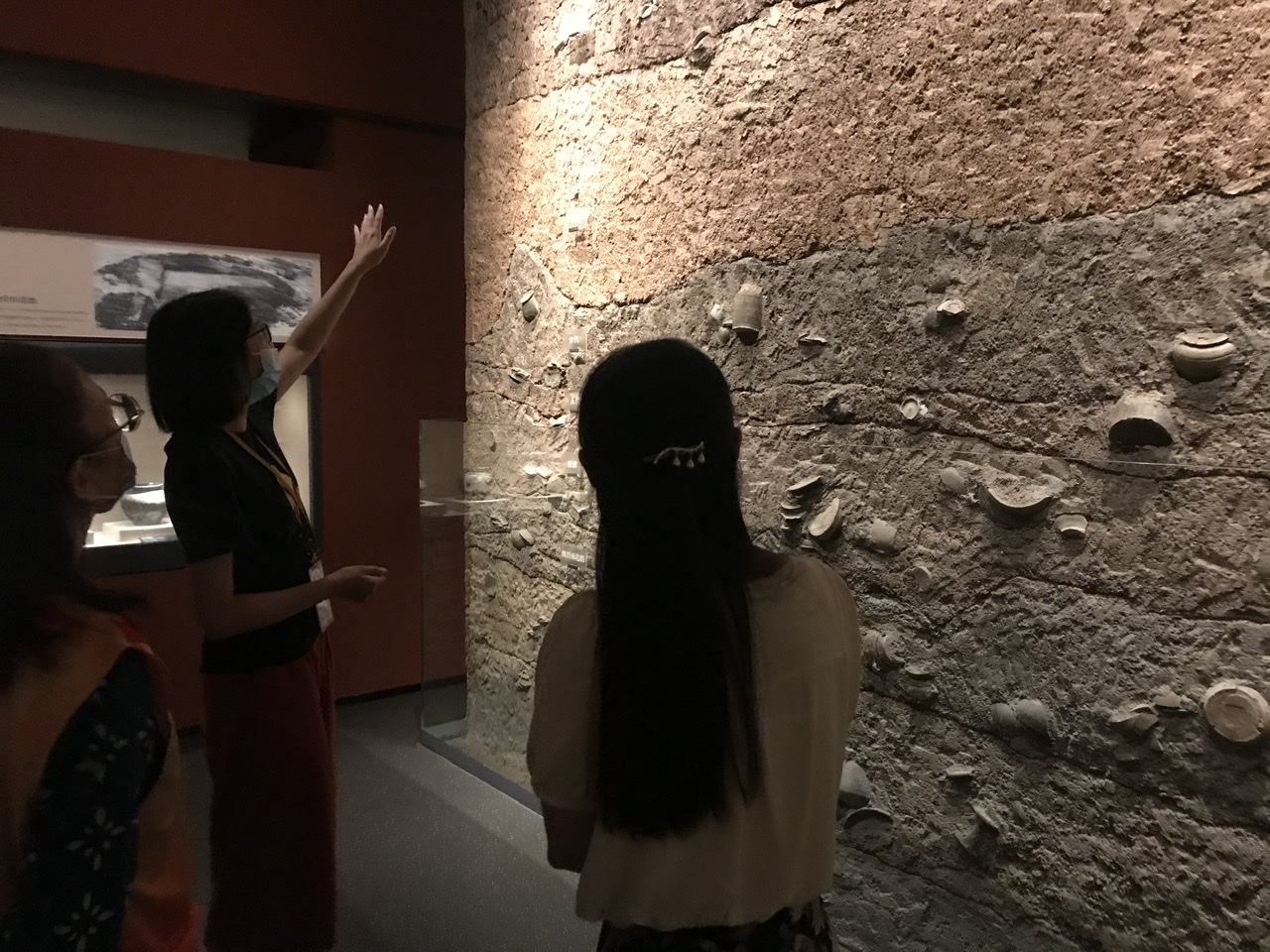 17岁的王歆文在博物馆讲解中。作为注册志愿者，她每年会服务150小时以上。受访者供图