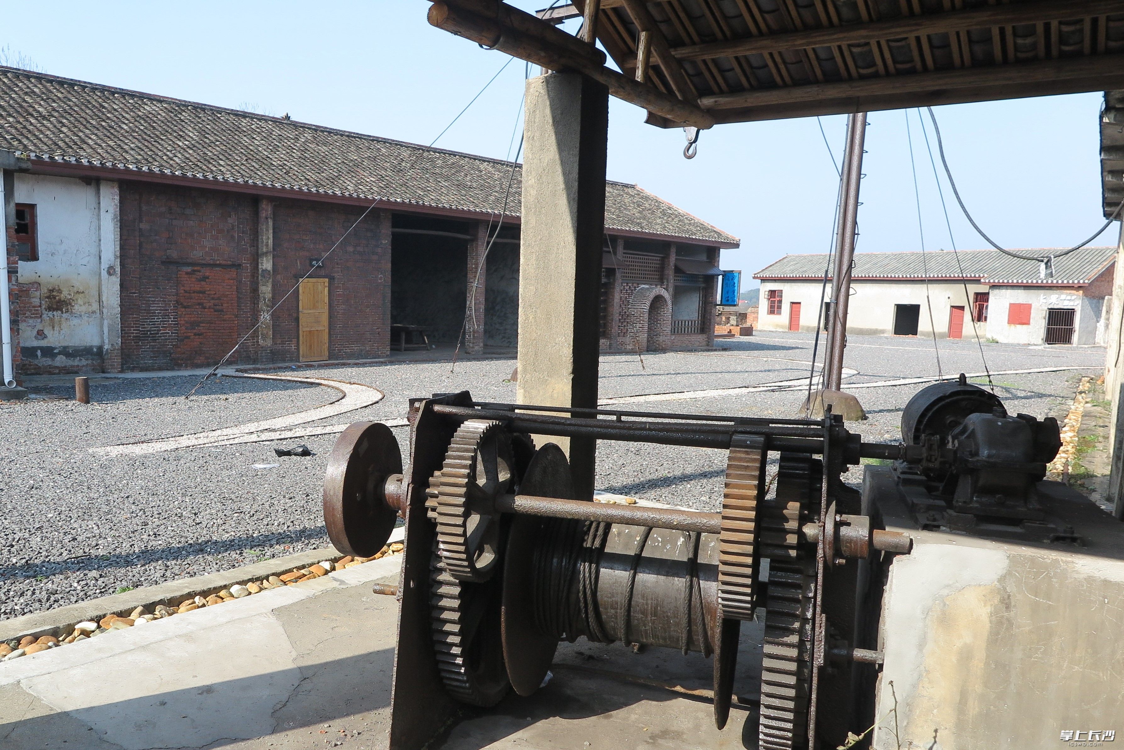 铁锈斑驳的机器，似乎在述说着煤炭坝镇因煤而兴的往昔辉煌。