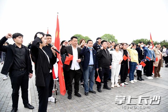 胜利会师抵达橘子洲头毛泽东青年艺术雕像后，大家在伟人面前重温入党誓词。