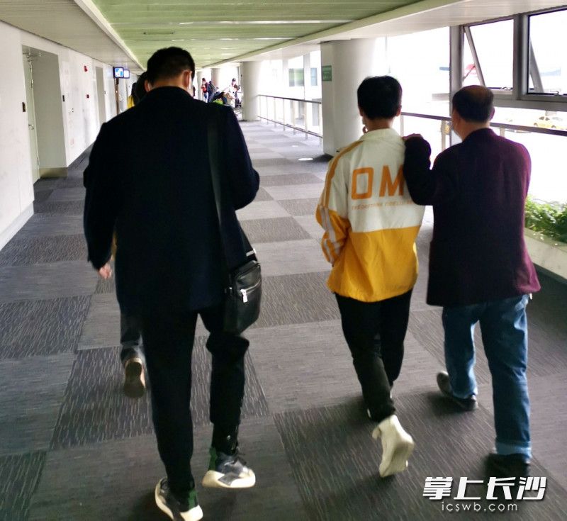 在北京找到儿子（中），激动的老鲁（右）一直陪伴在他身边。