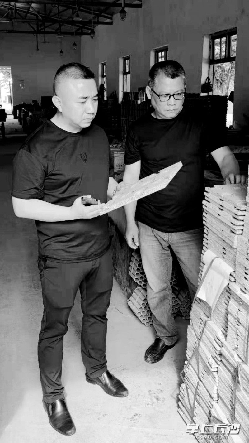 5月3日，陈建（左）赴烟花企业检查安全生产。