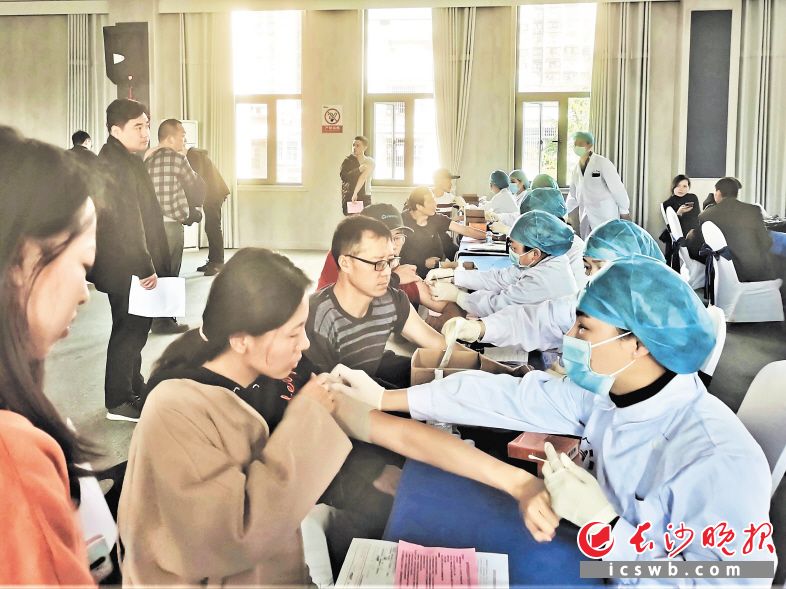 2021年3月25日，玉潭街道社区卫生服务中心医护人员走进楚天科技，为企业1000余名员工免费接种新冠疫苗。