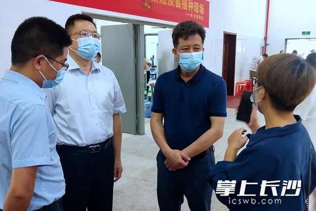5月12日，区党工委委员、人大政协联络办主任江从平（右二）现场了解工作开展情况。