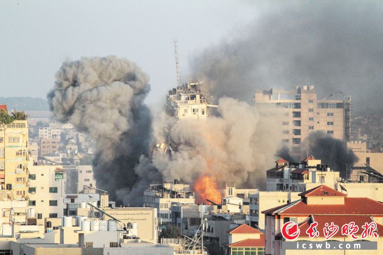 　　5月12日，加沙城一处建筑在以色列空袭中倒塌，现场升腾起浓烟。新华社发（里泽克·阿卜杜勒·贾瓦德摄）
